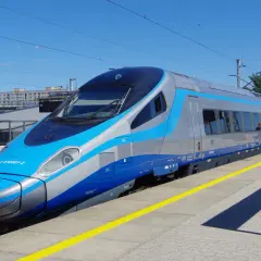 Nowoczesny pociąg Pendolino na peronie, gotowy do podróży. Na co jeżdżą pociągi? Na dalekie trasy, łącząc miasta i ludzi.