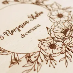 Drewniana ozdoba z kwiatowym motywem i napisem "5 Rocznica ślubu drewniana".
