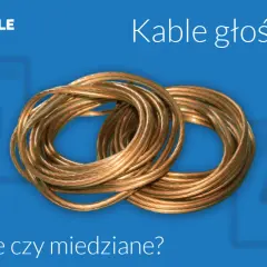 Dwa zwoje miedzianych kabli głośnikowych na niebieskim tle. Czy miedź to to, co najlepiej przewodzi prąd?