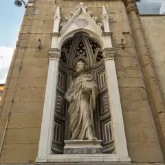 Estatua de San Pedro, una de las obras de arte de Filippo Brunelleschi, en un nicho de mármol con fondo estrellado.
