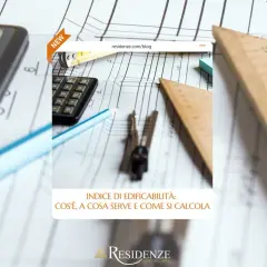 Calcolatrice, righello e compasso su disegni tecnici. L'indice di edificabilità è fondamentale per ogni progetto immobiliare.