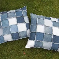 Dwie poduszki patchworkowe z różnych odcieni jeansu. Świetny pomysł, co zrobić ze starych jeansów!