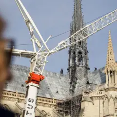 Grands travaux sur Notre-Dame de Paris : grues et échafaudages entourent la cathédrale, symbole de la reconstruction.