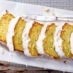 Saftiger Zucchini Kuchen mit weißer Glasur, in Scheiben geschnitten, bereit zum Genießen.