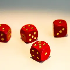 Czerwone kostki do gry, symbol szczęścia i strategii w gry ekonomiczne.