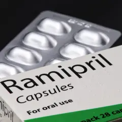Opakowanie leku Ramipril, kapsułki do stosowania doustnego, obok blistra.