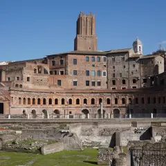 Antiche rovine del mercato di Traiano a Roma, con la torre imponente che domina il paesaggio.