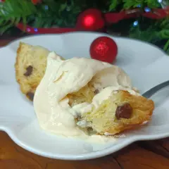 Deliziosa crema al mascarpone per pan di spagna, con decorazioni natalizie sullo sfondo.