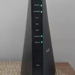 Router KAON z zielonymi diodami. Wskaźniki 2.4GHz i 5GHz pokazują, jak sprawdzić pasmo routera.