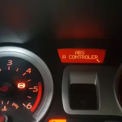 Voyant ABS allumé : une astuce pour le contrôle technique. Le tableau de bord indique "ABS A CONTROLER".