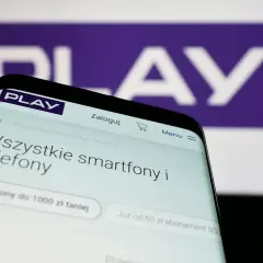 Smartfon wyświetla stronę Play, gdzie można sprawdzić, jak sprawdzić do kiedy umowa w Play.