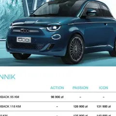 Niebieski Fiat 500 na tle miasta. Cennik pokazuje, że fiat 500 cena zaczyna się od 98 900 zł.