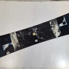 Deska snowboardowa Burton Radius 160 z czarno-niebieskim wzorem marmuru, gotowa na śnieżne przygody.