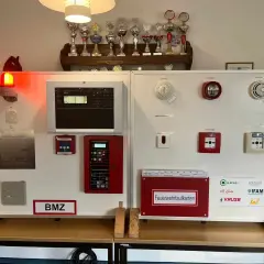 BMZ-Feuerwehr-Übungswand mit Brandmeldern, Alarmgebern und Bedienfeld. Hier wird der Ernstfall trainiert.