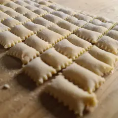 Ravioli fatti in casa, pronti per la cottura. La spoja lorda ricetta originale è un piatto che richiede pazienza e amore.