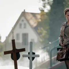 Kobieta w paski na cmentarzu, gdzieś w tle dom. Czy to scena z serialu "Ołowiane dzieci ile odcinków"?