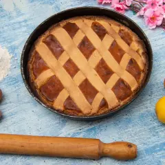 Pastiera appena sfornata con un reticolo di pasta frolla. Quante strisce sulla pastiera? Otto, per un dolce perfetto.