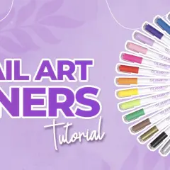 Svenska flaggan vajar bredvid en samling färgglada konad nagellackspennor för en "Nail Art Liners Tutorial".