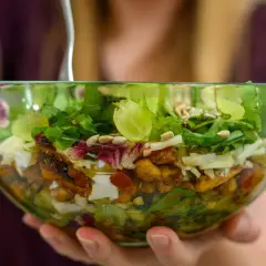 Pyszna sałatka kebab gyros w szklanej misce, pełna świeżych warzyw, kawałków kurczaka i sera. Idealna na lekki posiłek.