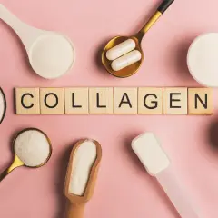 Varios recipientes y cucharas con polvo de colágeno, y dos cápsulas. El colágeno engorda si se consume en exceso, pero es vital para la piel.