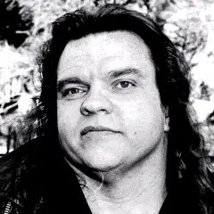 Porträt von Meat Loaf, dessen Todesursache nach wie vor diskutiert wird. Sein Blick ist intensiv, die Haare lang und zerzaust.