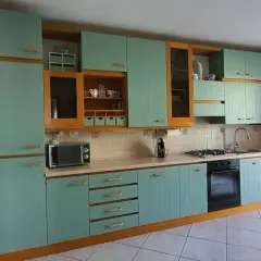 Cucina con ante in legno verniciate di azzurro, un progetto di restyling per rinnovare il look.
