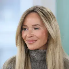 Joanna Przetakiewicz, wiek nie gra roli, gdy ma się taki uśmiech. Długie blond włosy, szary golf.
