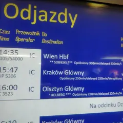 Tablica odjazdów PKP Intercity z godzinami, trasami i informacjami o opóźnieniach.