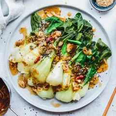 Herzhaftes Pak Choi Hauptgericht mit einer würzigen Sauce, garniert mit Sesam. Perfekt für eine leichte Mahlzeit.