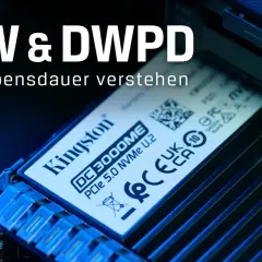 Nahaufnahme einer Kingston NVMe SSD. Text erklärt TBW & DWPD, wichtige Kennzahlen für SSD-Schreibzyklen und Lebensdauer.