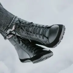 Czarne, sznurowane buty zimowe z zamkiem błyskawicznym, idealne na mroźne dni.