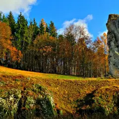 Jesienna trasa Maczuga Herkulesa. Olbrzymia skała góruje nad złotymi polami i kolorowym lasem.