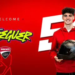 Bienvenido Fermín Aldeguer a MotoGP. El joven piloto sonríe, sosteniendo su casco de carbono, listo para la acción.