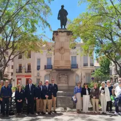 Grupo posa frente al monumento a Jorge Juan en Novelda. La casa natal de Jorge Juan se encuentra cerca.
