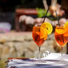 Dwa Aperol Spritz z pomarańczą i cytryną, idealne na lato. Prosty aperol spritz przepis na orzeźwiający drink.