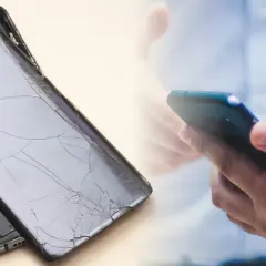 Rozbite plecy telefonu obok dłoni trzymającej sprawny smartfon. Pomyśl o ubezpieczenie telefonu, by uniknąć takich problemów.