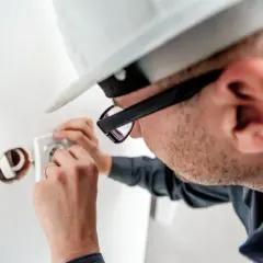 Ile bierze elektryk za godzinę? Sprawdź stawki i oszczędzaj!