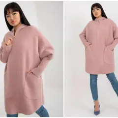 Mięciutki różowy kardigan z kapturem, który świetnie sprawdzi się jako alpaka plus size. Model z zamkiem i praktycznymi kieszeniami.