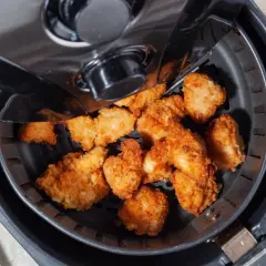 Chrupiące kawałki kurczaka w frytkownicy beztłuszczowej. Czy air fryer jest rakotwórczy? Bezpieczne gotowanie to podstawa.