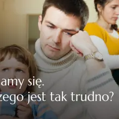 Smutna rodzina patchworkowa: ojciec zamyślony, matka trzyma dziecko, starsza córka patrzy w bok.
