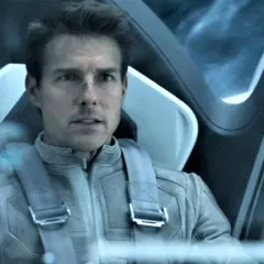 Tom Cruise i futuristisk dräkt i en cockpit, en scen från filmer med Tom Cruise.
