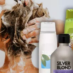 Persona lavándose el cabello con espuma. A su lado, varios champús, incluyendo un champú sin sulfatos Mercadona.