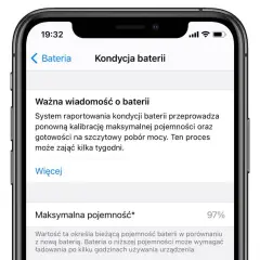 iPhone: Kondycja baterii 97%. Zastanawiasz się, jak szybko spada kondycja baterii w iPhone? Ten ekran pokazuje, że system może przeprowadzić kalibrację.