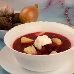 Zupa buraczkowa z ziemniakami, podana z kleksem śmietany. Zastanawiasz się, ile kalorii ma zupa buraczkowa z ziemniakami?