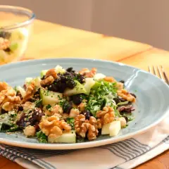 Deliciosa ensalada de manzana con nueces, pasas y semillas. Un plato fresco y nutritivo.
