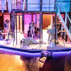 Czego nie wolno robić w teatrze? Unikaj tych 10 poważnych błędów