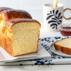 Pan brioche ricetta originale: soffice e dorato, pronto per la colazione con marmellata e caffè.