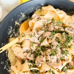 Cremige Pasta mit Pilzen und frischem Thymian, garniert mit Parmesan. Ein köstliches Gericht, das Lust auf mehr macht.
