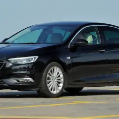 Czarny Opel Insignia na parkingu. Zastanawiasz się, jaki najlepszy silnik wybrać do tego modelu?