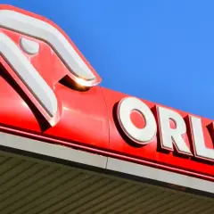 Logo Orlen na tle błękitnego nieba. Akcje PKN Orlen są symbolem polskiej gospodarki.